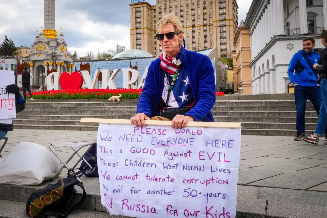 Ryan Wesley Routh participa en un mitin en el centro de Kiev, Ucrania, el 30 de abril de 2022. (Efrem Lukatsky/ AP Photo)