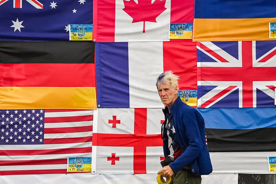 Ryan Wesley Routh frente a las banderas nacionales de los países que apoyan a Ucrania, en la Plaza de la Independencia de Kiev, Ucrania, el 23 de junio de 2022. (Sergei Supinsky/AFP vía Getty Images)