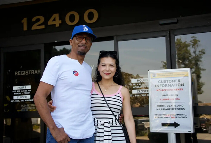 Michael Sidney (izquierda) en el Registro Civil del condado de Los Ángeles en Norwalk, California, el 7 de octubre de 2024. (Sophie Li/The Epoch Times)