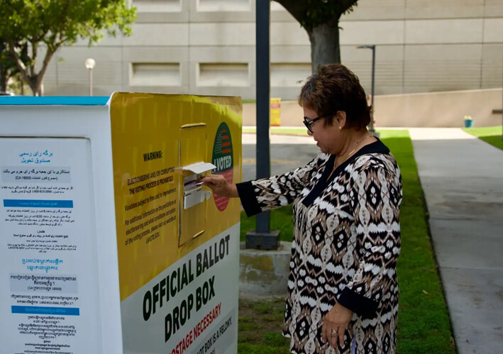 Una votante deposita su papeleta en una urna en el Registro Civil del condado de Los Ángeles, en Norwalk, California, el 7 de octubre de 2024. (Sophie Li/The Epoch Times)