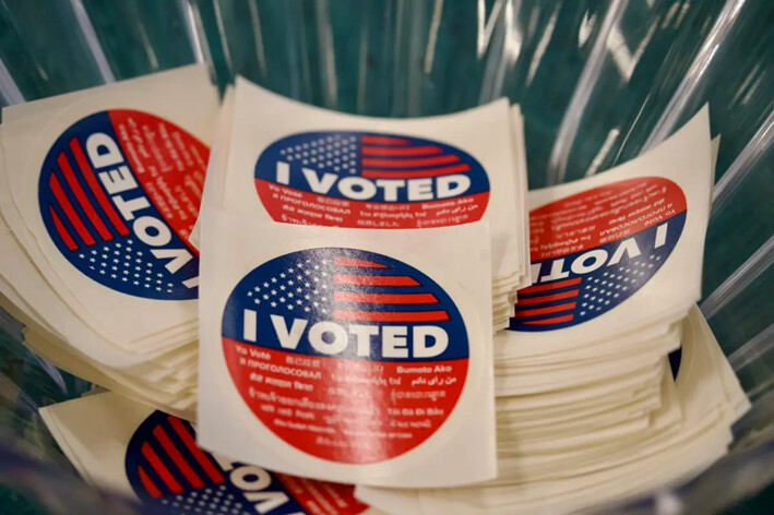 Calcomanía que dice “YO VOTÉ” en varios idiomas en el Registro Civil del Condado de Los Ángeles en Norwalk, California, el 7 de octubre de 2024. (Sophie Li/The Epoch Times)