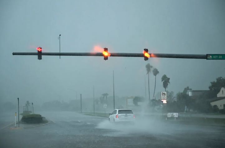 Un coche conduce a través de la fuerte lluvia en Fort Myers, Florida, el 9 de octubre de 2024 mientras el huracán Milton se acerca. (Chandan Khanna/AFP vía Getty Images)