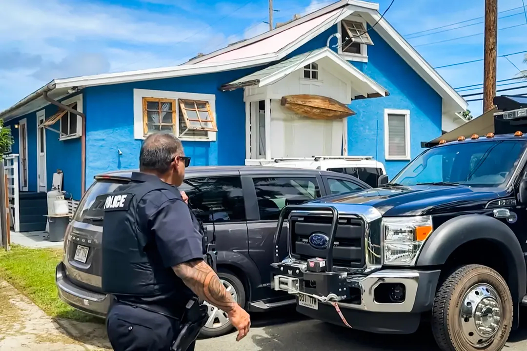 Un agente de policía camina cerca de la casa de Ryan Routh mientras agentes del FBI realizan un registro en su interior, en Kaaawa, Hawái, el 17 de septiembre de 2024. (Audrey McAvoy/Foto AP)