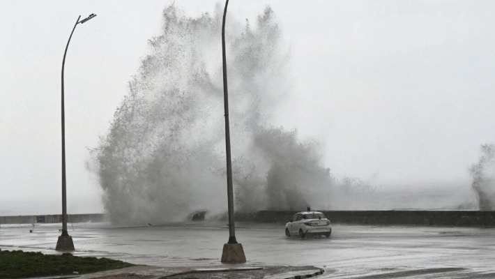 Las olas chocan contra el paseo marítimo del Malecón en La Habana, Cuba, debido al paso del huracán Milton el 9 de octubre de 2024. (Yamil Lage/AFP vía Getty Images)