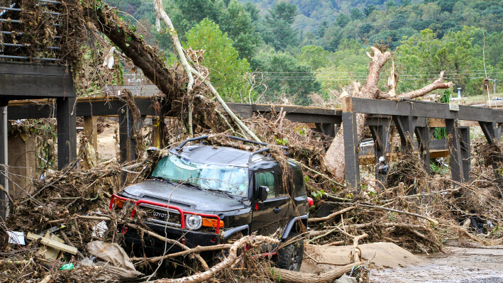 Un vehículo destrozado cerca del río Swannanoa, en Carolina del Norte, tras el paso del huracán Helene el 3 de octubre de 2024. (Richard Moore/ The Epoch Times)