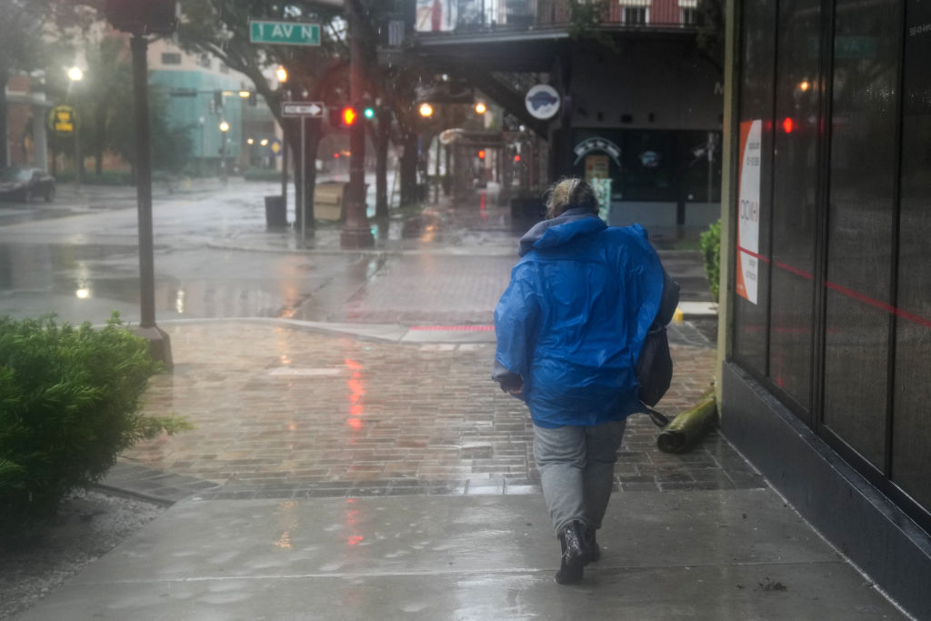 Pat Schaffer, que no tiene hogar, busca refugio en edificios en San Petersburgo mientras se espera que el huracán Milton toque tierra el 9 de octubre de 2024 en Florida. Los residentes de Florida huyeron o simplemente se atrincheraron en las últimas horas del miércoles antes de que el enorme huracán Milton azote el estado (Bryan R. Smith/AFP vía Getty Images)