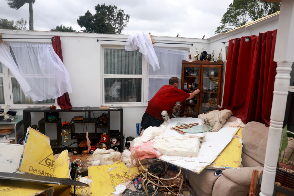 Robert Haight rescata lo que puede de su casa después de que lo que parecía ser un tornado arrancara el techo antes de la llegada del huracán Milton el 09 de octubre de 2024, en Fort Myers, Florida. Le acaban de cambiar el tejado dos años después de que el huracán Ian lo dañara. (Joe Raedle/Getty Images)