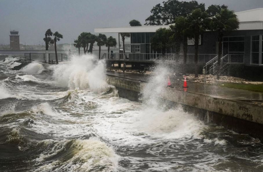 Las olas chocan a lo largo del muelle de St. Pete en San Petersburgo, Florida, mientras se espera que el huracán Milton toque tierra esta noche del 9 de octubre de 2024. (Bryan R. Smith/AFP vía Getty Images)