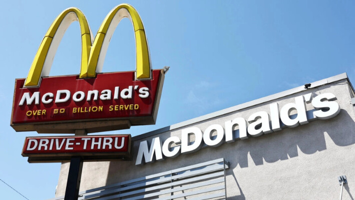 El logotipo de McDonald's se muestra en un restaurante McDonald's en Burbank, California, el 22 de julio de 2024. (Mario Tama/Getty Images)