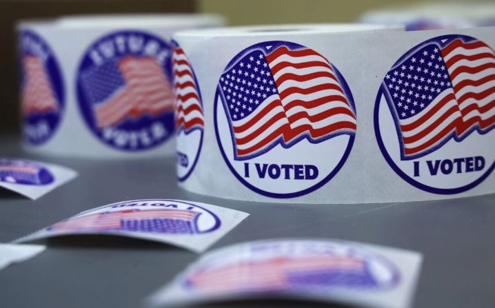 Pegatinas de «Yo voté» se ven en un colegio electoral en Alexandria, Virginia, el 21 de junio de 2022. (Alex Wong/Getty Images)