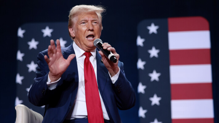 El candidato presidencial republicano, el expresidente de Estados Unidos Donald Trump, participa en un ayuntamiento en el Crown Center Arena el 4 de octubre de 2024 en Fayetteville, Carolina del Norte. (Win McNamee/Getty Images)