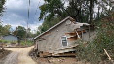 Fuerza del desbordamiento de un río destroza y afecta casas de tres pisos en Asheville