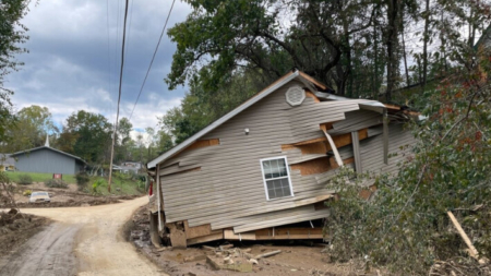 Fuerza del desbordamiento de un río destroza y afecta casas de tres pisos en Asheville