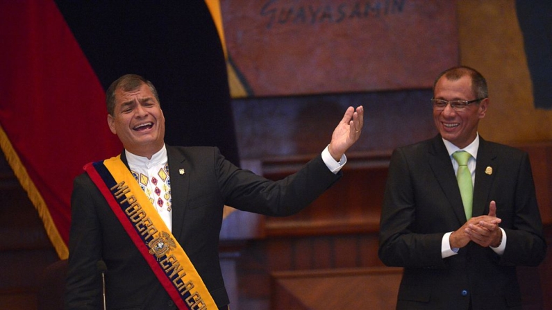 El expresidente ecuatoriano Rafael Correa (i), junto al exvicepresidente Jorge Glas, canta durante su mensaje anual a la Nación ante la Asamblea Nacional en Quito, el 24 de mayo de 2015. (Rodrigo Buendia/AFP vía Getty Images)