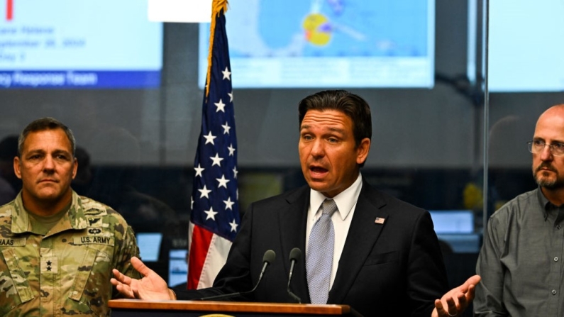 El gobernador de Florida, Ron DeSantis, habla durante una rueda de prensa en el Centro Estatal de Operaciones de Emergencia en Tallahassee, Florida, el 26 de septiembre de 2024. (Chandan Khanna/AFP vía Getty Images)