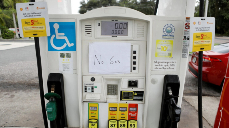 Una gasolinera se queda sin combustible mientras los residentes evacuan ante la llegada del huracán Milton en San Petersburgo, Florida, el 7 de octubre. (Octavio Jones/Reuters)