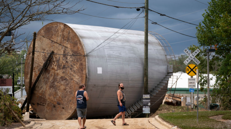 Varios hombres inspeccionan los daños causados por las inundaciones en Biltmore Village tras el paso del huracán Helene el 28 de septiembre de 2024 en Asheville, Carolina del Norte. (Sean Rayford/Getty Images)