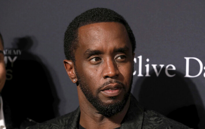 Sean Combs llega a la Gala Previa a los Grammy y a los Íconos de la Industria en el Beverly Hilton Hotel, en Beverly Hills, California, el 25 de enero de 2020. (Mark Von Holden/Invision/AP)