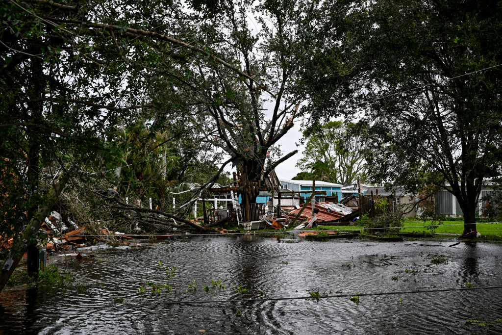 Escombros de una casa destruida se ven después de que fuera golpeada por un tornado en Fort Myers, Florida, el 9 de octubre de 2024, antes de la llegada del huracán Milton (Chandan Khanna/AFP vía Getty Images)