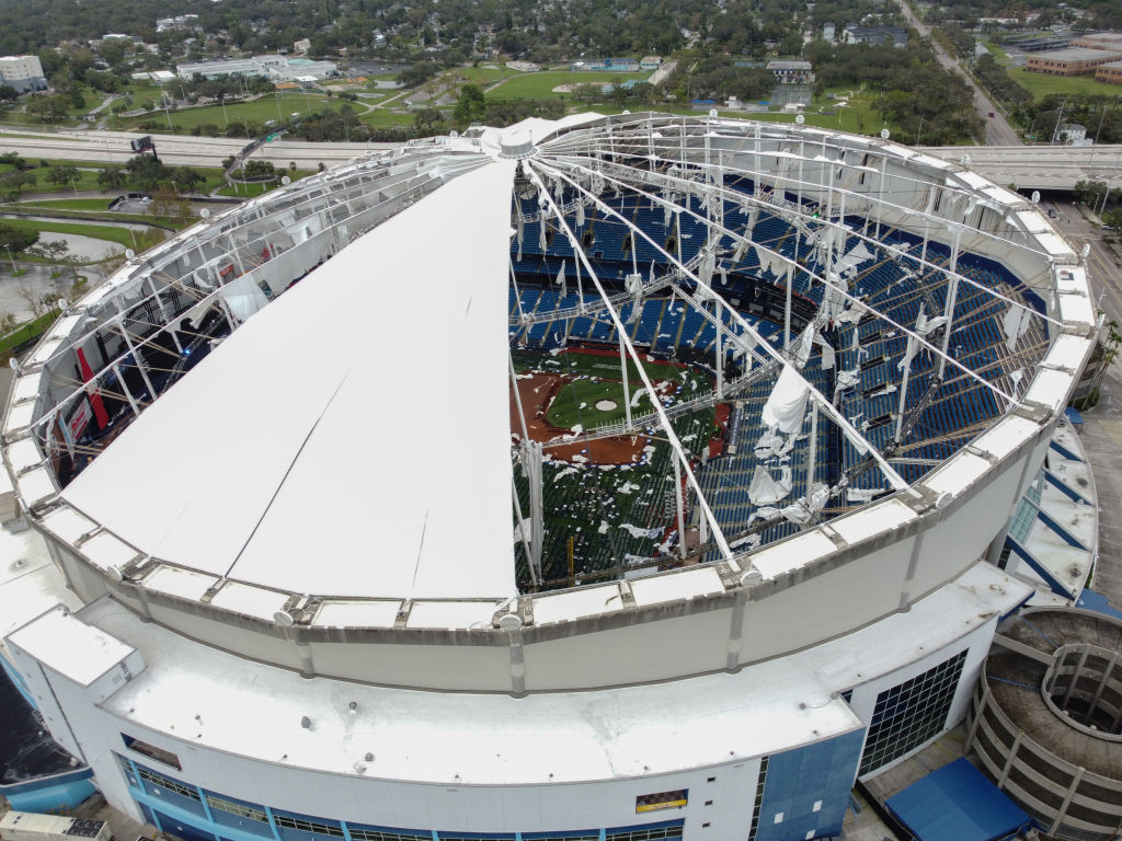 Una imagen tomada por un dron muestra la cúpula del Tropicana Field que ha quedado destrozada a causa del huracán Milton en San Petersburgo, Florida, el 10 de octubre de 2024. (Bryan R. Smith / AFP vía Getty Images)