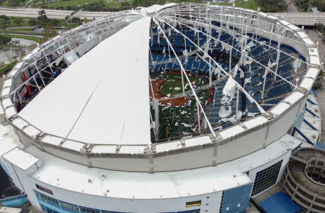 Una imagen tomada por un dron muestra la cúpula del Tropicana Field que ha quedado destrozada a causa del huracán Milton en San Petersburgo, Florida, el 10 de octubre de 2024. (Bryan R. Smith / AFP vía Getty Images)