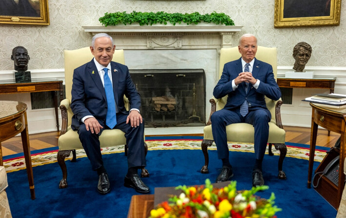 El presidente de Estados Unidos, Joe Biden (derecha), se reúne con el primer ministro israelí, Benjamin Netanyahu, en la Oficina Oval de la Casa Blanca, el 25 de julio de 2024. (Jim Watson/AFP vía Getty Images)