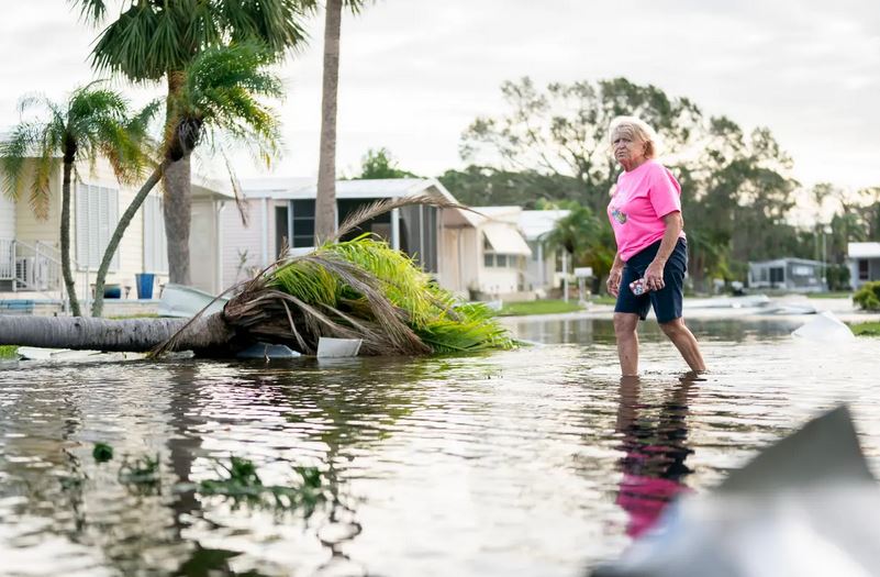 Una mujer camina por una calle inundada tras el paso del huracán Milton en Osprey, Florida, el 10 de octubre de 2024. (Sean Rayford/Getty Images)