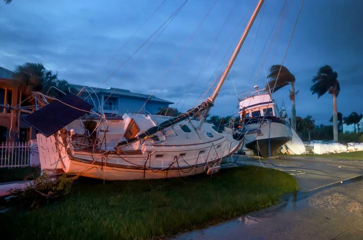 Unos barcos se observan en un patio después de haber sido arrastrados por la corriente cuando el huracán Milton pasó por la zona en Punta Gorda, Florida, el 10 de octubre de 2024. (Joe Raedle/Getty Images)