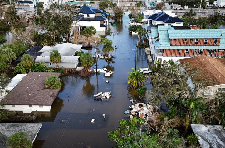 Una imagen de dron muestra una calle inundada debido al huracán Milton en Siesta Key, Florida, el 10 de octubre de 2024. (Miguel J. Rodriguez Carrillo/AFP vía Getty Images)