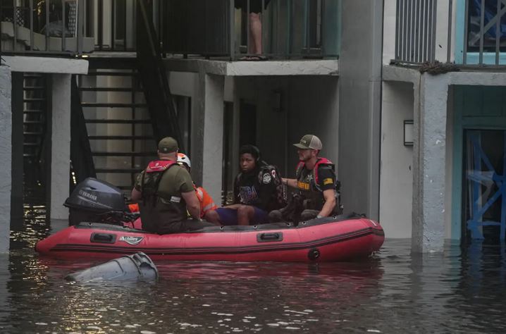 Residentes son rescatados de un complejo de apartamentos de segundo piso en Clearwater que fue inundado por un arroyo desbordado debido al huracán Milton el 10 de octubre de 2024 en Florida. (Bryan R. Smith/AFP vía Getty Images)