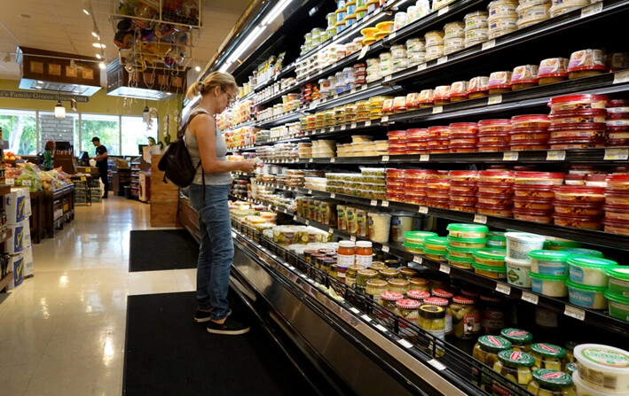 Una compradora recorre una tienda de comestibles en Miami, Florida, el 12 de julio de 2023. (Joe Raedle/Getty Images)