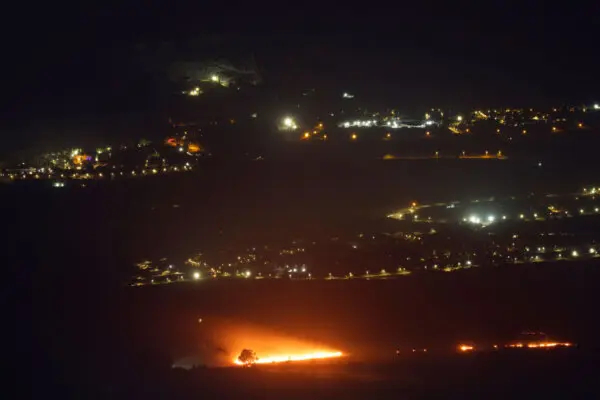 Incendios provocados por cohetes lanzados desde el Líbano hacia el norte de Israel, junto a la ciudad de Kiryat Shmona, cerca de la frontera con el Líbano, el 5 de octubre de 2024. (Jalaa Marey/AFP vía Getty Images)