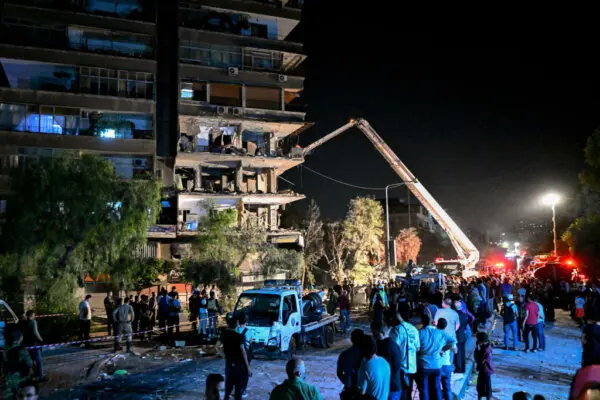 Vista de un edificio residencial alcanzado por un ataque aéreo israelí en el barrio de Mazzeh, en la periferia occidental de Damasco, capital de Siria, el 8 de octubre de 2024. (Louai Beshara/AFP vía Getty Images)