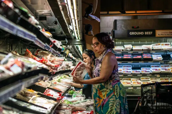 Personas compran en la sección de carnes de una tienda de comestibles en Columbia, Maryland, el 8 de junio de 2024. (Madalina Vasiliu/The Epoch Times)