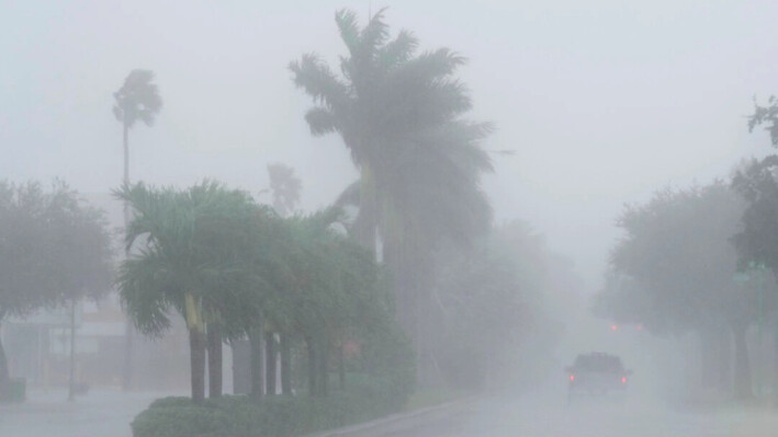 Un oficial del alguacil del condado de Lee patrulla las calles de Cape Coral, Florida, el 9 de octubre de 2024, mientras caen fuertes lluvias antes del huracán Milton. (Marta Lavandier/AP Photo)
