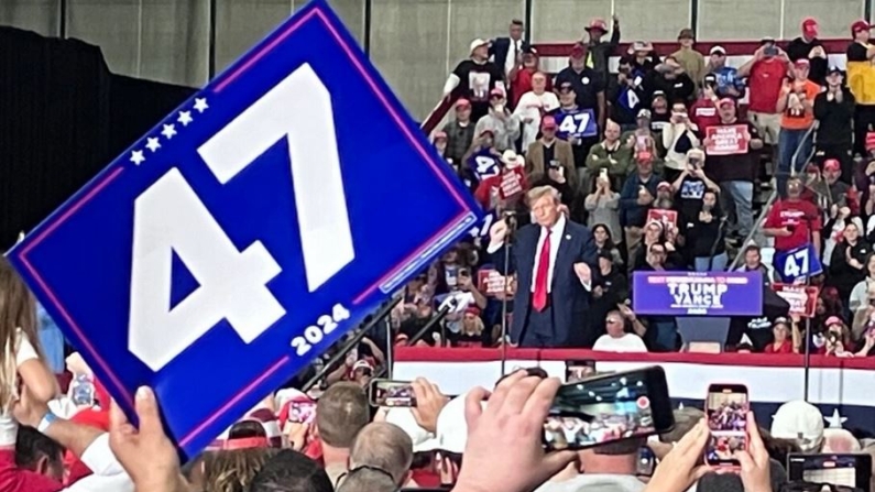 El expresidente Donald Trump baila mientras sus seguidores agitan carteles al final de un acto de campaña en Scranton, Pensilvania, el 9 de octubre de 2024. (Janice Hisle/The Epoch Times)