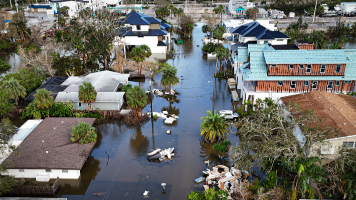 Una imagen de un dron muestra una calle inundada debido al huracán Milton en Siesta Key, Florida, el 10 de octubre de 2024. (Miguel J. Rodriguez Carrillo/AFP vía Getty Images)
