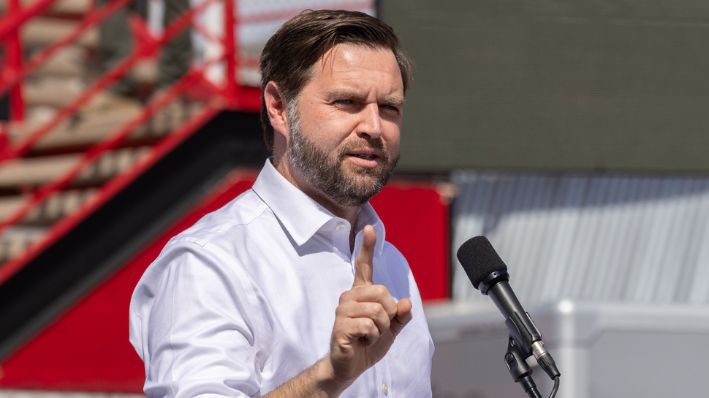 J.D. Vance habla en Tucson, Arizona, el 9 de octubre de 2024. (John Fredricks/The Epoch Times)