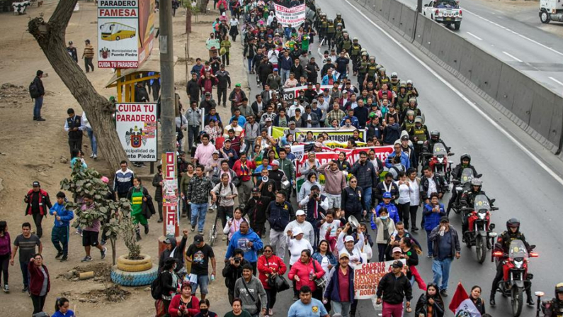 Personas participan de una manifestación durante una jornada de paro de transportadores, el 10 de octubre de 2024, en la ciudad de Lima (Perú). EFE/STR