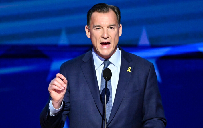 El representante Tom Suozzi (D-N.Y.) habla en el tercer día de la Convención Nacional Demócrata, en el United Center de Chicago, el 21 de agosto de 2024. (Mandel Ngan/AFP vía Getty Images)