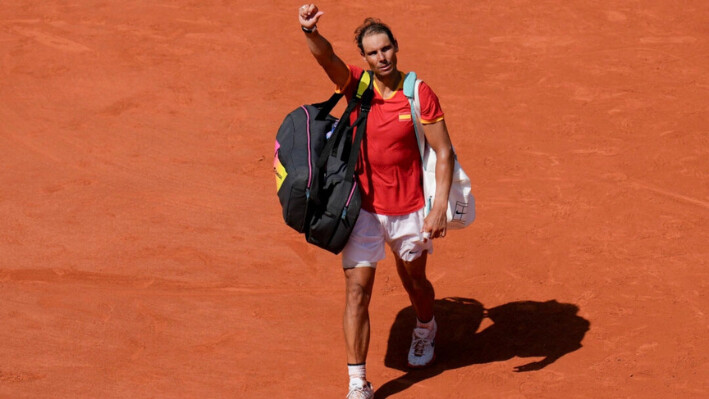 Rafael Nadal abandona la cancha tras perder ante Novak Djokovic en un partido de segunda ronda en los Juegos Olímpicos de París el 29 de julio de 2024. (Manu Fernandez/AP Photo)