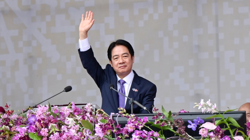 El presidente de Taiwán, Lai Ching-te, pronuncia su discurso durante las celebraciones del Día Nacional frente a la Oficina Presidencial en Taipei el 10 de octubre de 2024. (Sung Pi-lung/The Epoch Times)