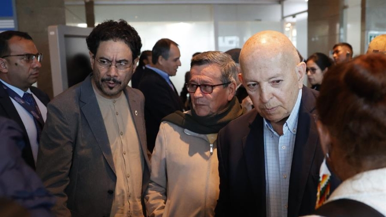 Fotografía de archivo del senador Iván Cepeda (i) y Otty Patiño (d), miembros de la delegación del Gobierno colombiano, y Pablo Beltrán, jefe de la delegación de la guerrilla del ELN. EFE/ Mauricio Dueñas Castañeda
