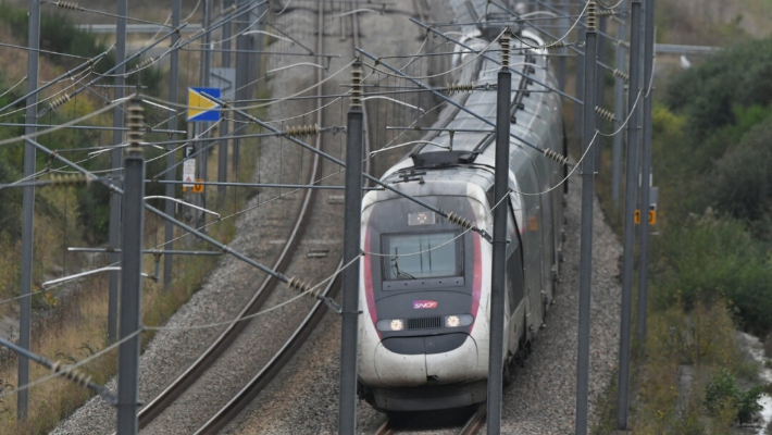 Un TGV (Train a Grande Vitesse-Tren de Gran Velocidad) de la compañía ferroviaria francesa SNCF en la LGV París-Rennes, la red ferroviaria de alta velocidad de Francia, en Courtalain, noroeste de Francia, el 10 de septiembre de 2024. (Jean-Francois Monier/AFP vía Getty Images)