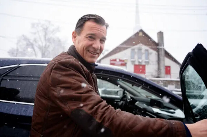 El representante Tom Suozzi (D-N.Y.) en campaña frente a su oficina de campaña en Westbury, N.Y., el 13 de febrero de 2024. (Samira Bouaou/The Epoch Times)