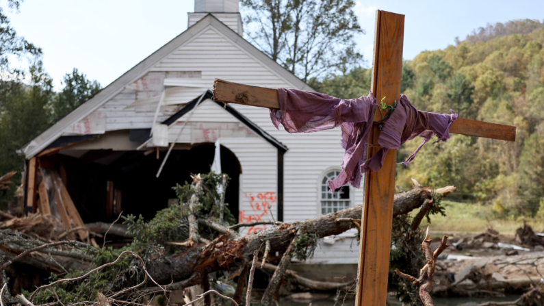 Una cruz improvisada se erige entre los árboles caídos frente a una iglesia destruida tras las inundaciones del huracán Helene el 6 de octubre de 2024 en Swannanoa, Carolina del Norte. (Mario Tama/Getty Images)