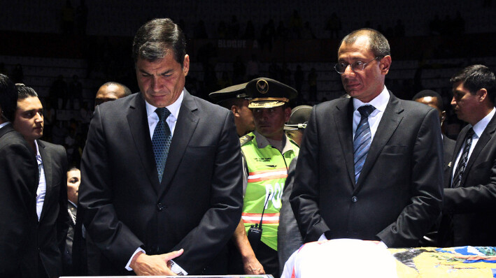 El expresidente de Ecuador, Rafael Correa (Izq.), y el exvicepresidente, Jorge Glas, junto al féretro del futbolista ecuatoriano Christian Benítez durante su funeral en Quito, el 2 de agosto de 2013. (JUAN CEVALLOS/AFP via Getty Images)