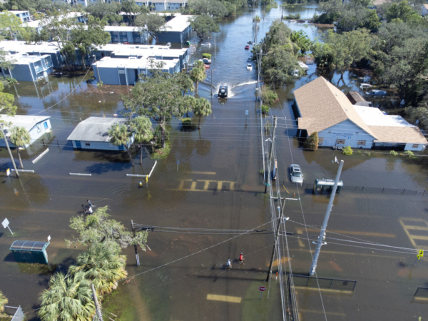 Imagen de dron de un vehículo del Departamento del Sheriff moviéndose por las calles inundadas de Tampa debido al huracán Milton el 10 de octubre de 2024 en Florida. Bryan R. Smith/AFP vía Getty Images)