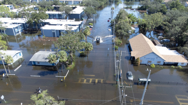 Imagen de dron de un vehículo del Departamento del Sheriff moviéndose por las calles inundadas de Tampa debido al huracán Milton el 10 de octubre de 2024 en Florida. Bryan R. Smith/AFP vía Getty Images)