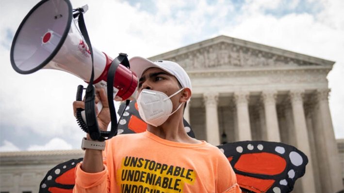 Roberto Martínez, un beneficiario de DACA, habla fuera de la Corte Suprema después de que el máximo tribunal de la nación bloqueara al presidente Donald Trump de poner fin al programa, en Washington el 18 de junio de 2020. (Drew Angerer/Getty Images)